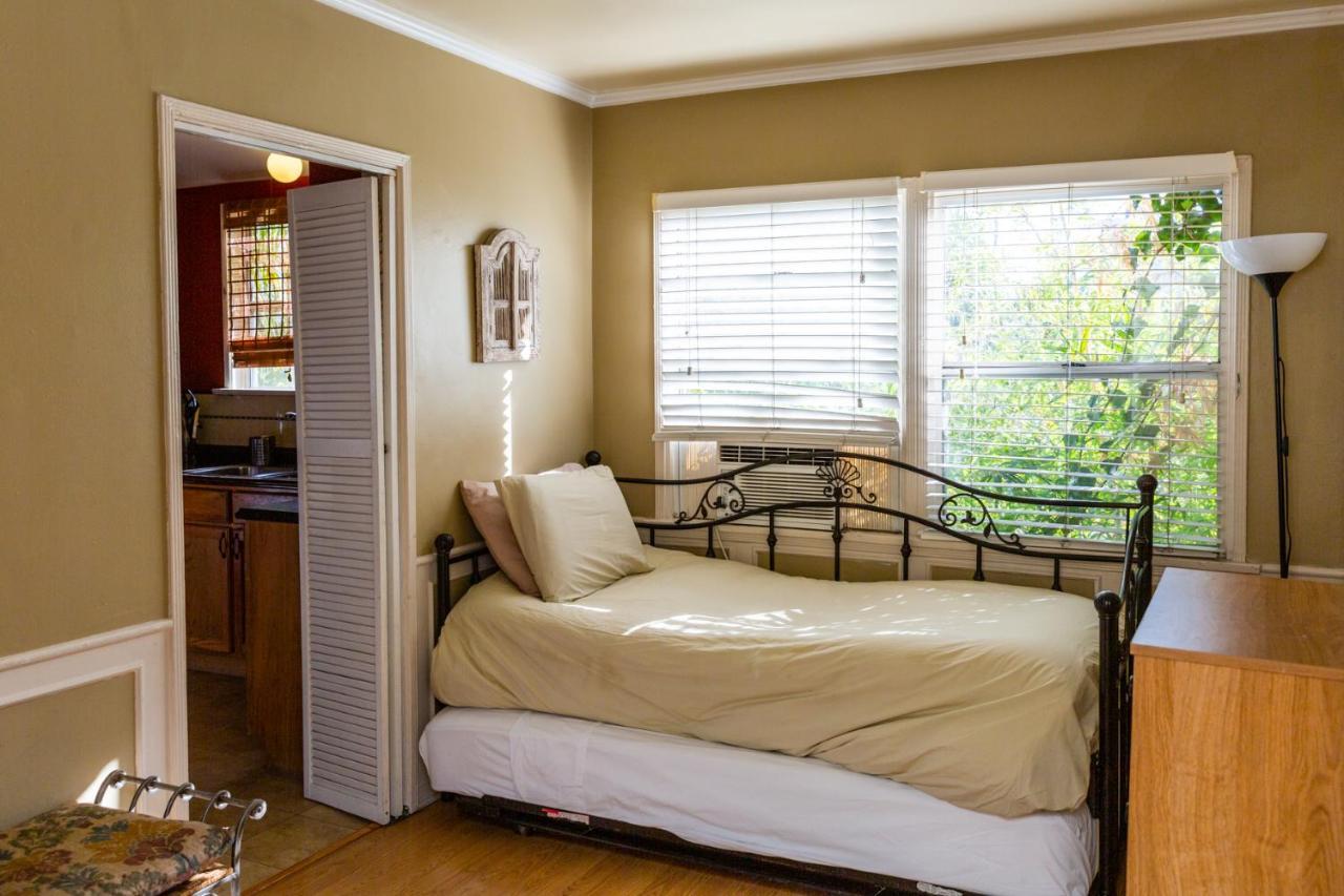Hollywood Hills Suites 로스앤젤레스 외부 사진